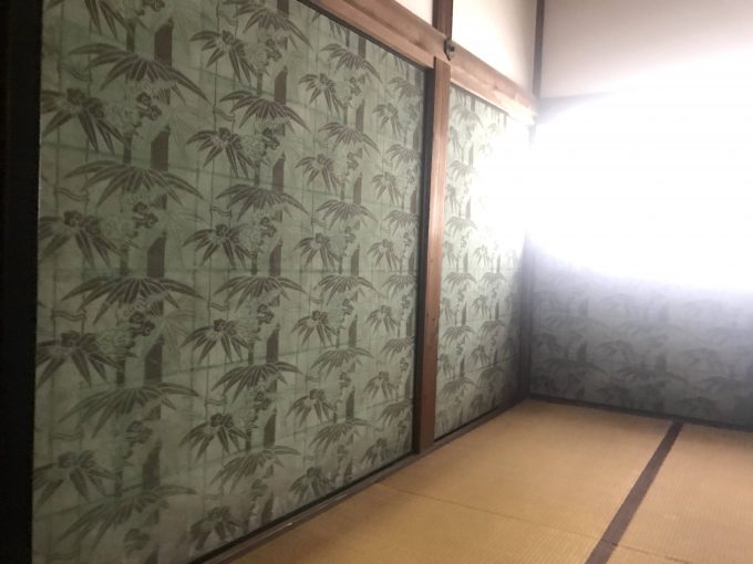 曼殊院は竹之内御殿と呼ばれていてこの襖絵は版木を用いて描かれている。竹と雲が描かれている
